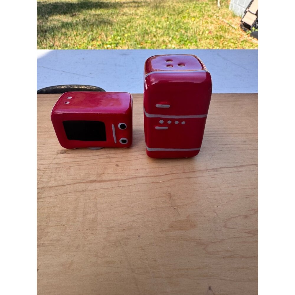 Cracker Barrel Retro Red Refrigerator Microwave Salt Pepper Shakers - Picture 6 of 6